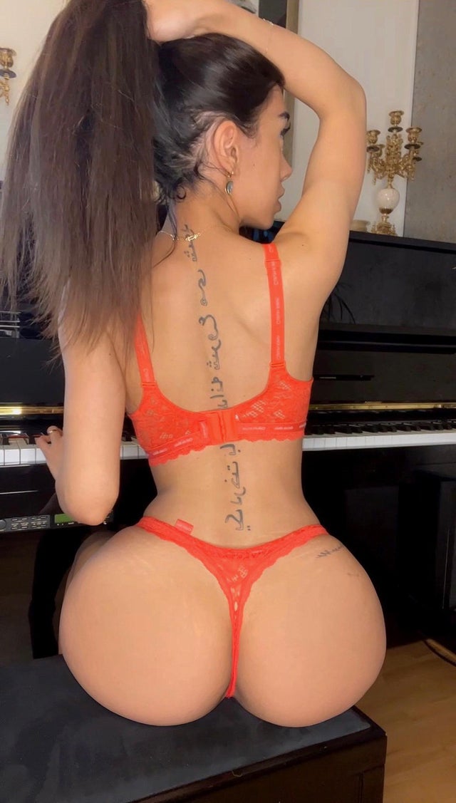 I heard girls with spine tattoos are always crazy, well I can play the piano as well 😋
